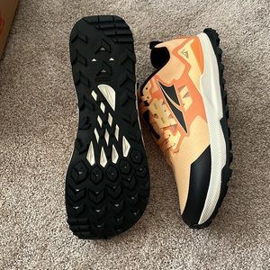 New with box Altra Lone Peak 7
